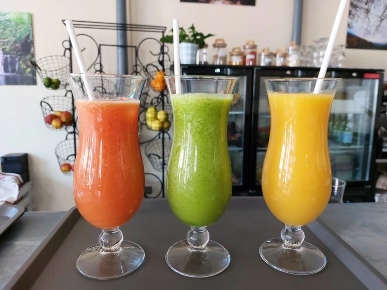 Carte des boissons du café bien-être à Saint-Honoré-les-Bains : jus frais, cafés, infusions et eaux