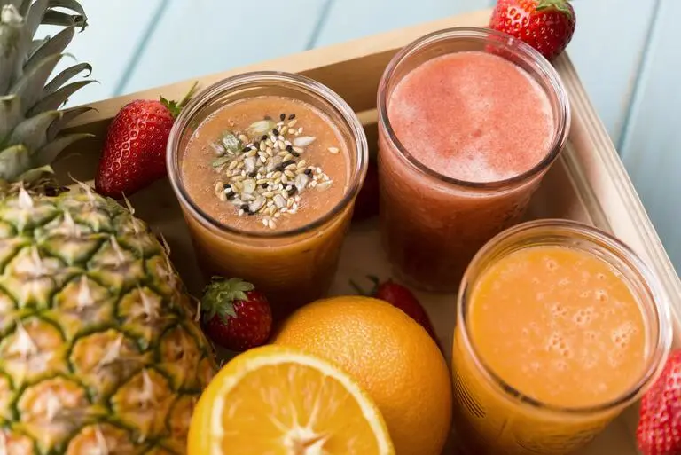 Jus de fruit frais préparé à Saint-Honoré-les-Bains au Café Shop