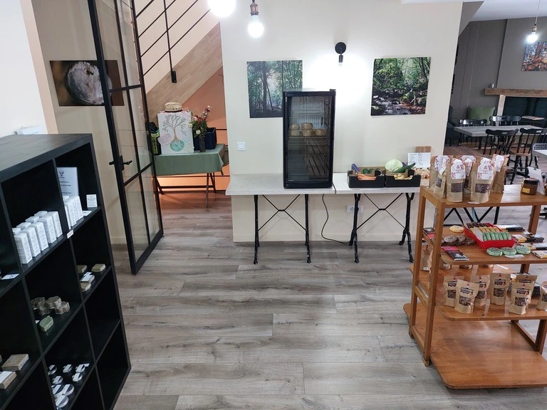  Fruits, légumes, fromages et produits artisanaux en vente au Café Shop Saint-Honoré-les-Bains
